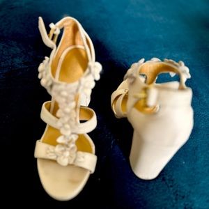 MK size 7, color cream.